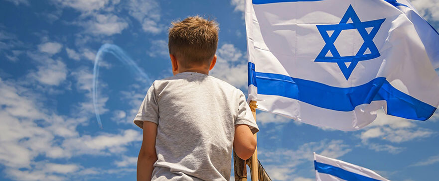Israeli child watching the aviation show on Israel's Independence Day